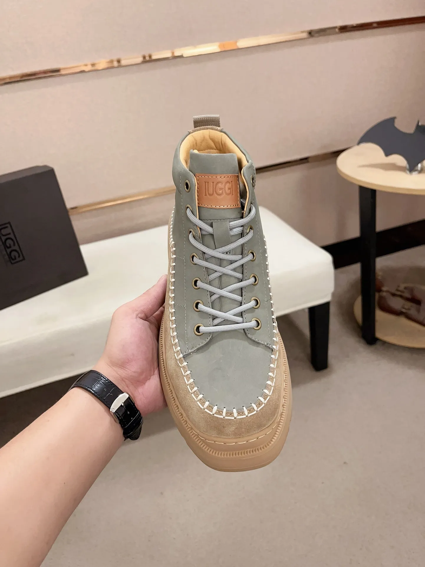 Factory price: 760💰North American men's shoes Ugg ☃️In the special sale of new high-quality men's shoes snow boots in autumn and winter, the nemesis of extreme cold weather! Made of cowhide leather, merino wool lining, and original outsole, whether driving, outdoor or daily wear, there is always one that suits you! Code number 39-44